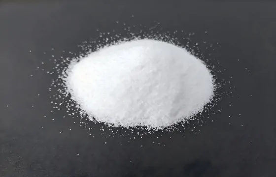 白色聚丙烯酰胺（PAM）颗粒粉末。